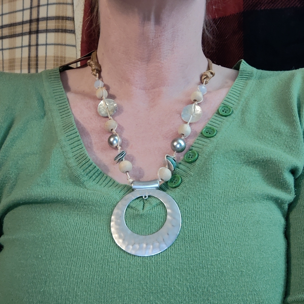 Chic Silver and Cream Pendant Necklace